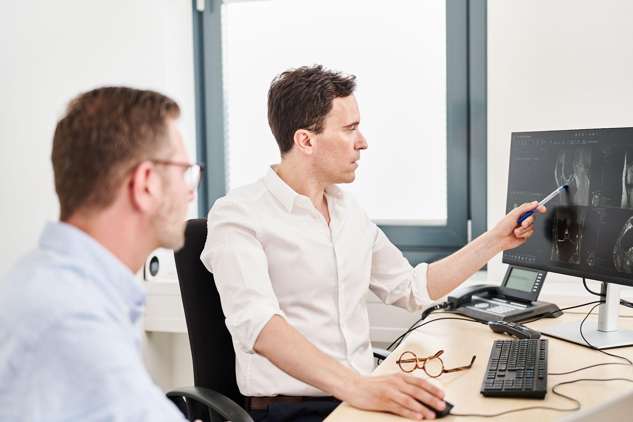 Prof. Dr. med. Florian Streitparth redet mit einem Patienten.